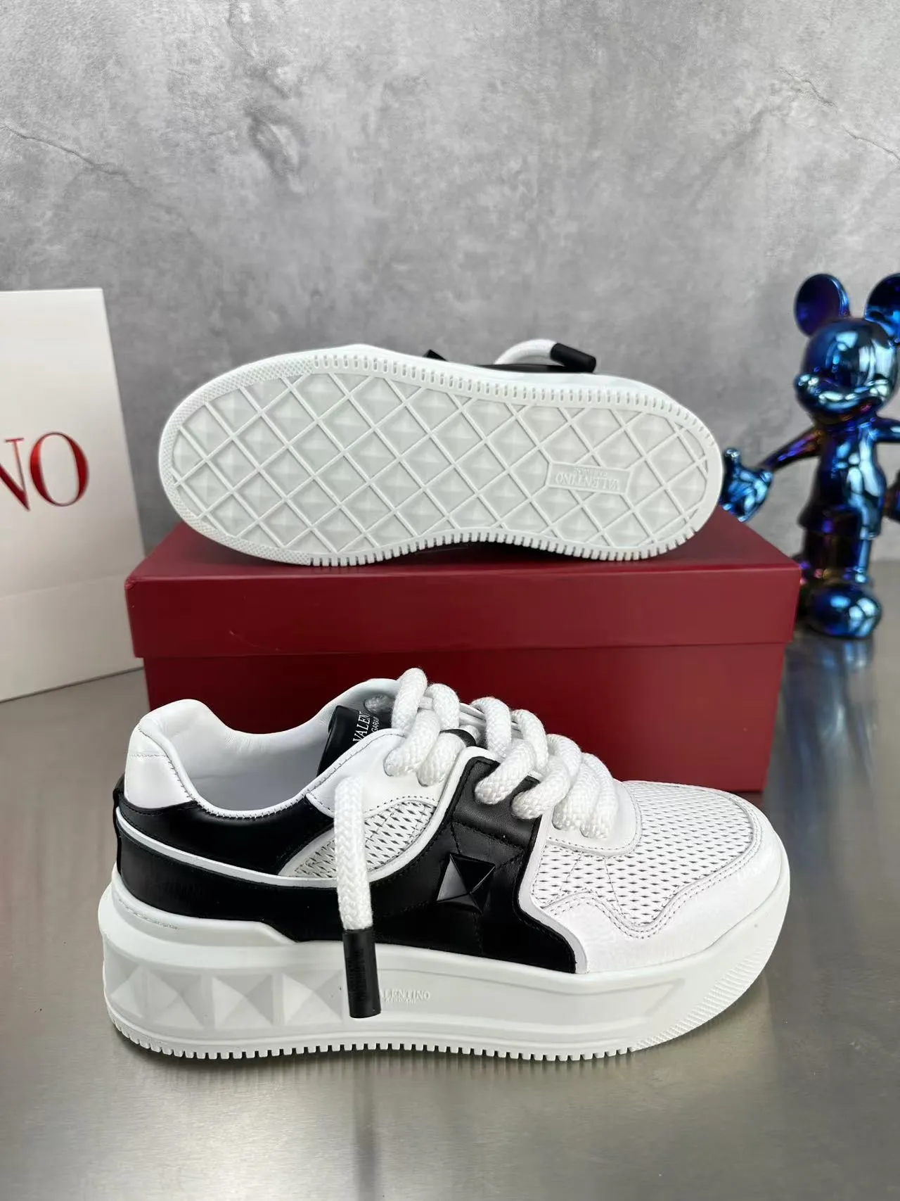 👟👟Ex-factory price 640👟👟 🔺Valentino🔺Valentino new casual shoes 2023 latest model hot style for catwalk couples, thick shoelaces, the same style as Elsa Hosk, Zhang Yixing, Guan Xiaotong and many other stars 🔥 Top version + lasting process, full oil edge on the upper. Fabric: Customized cowhide + cowhide lining with breathable mesh. Outsole: original molded TPU thickened outsole. Size for women is 35-40. Men’s size is 39-45.